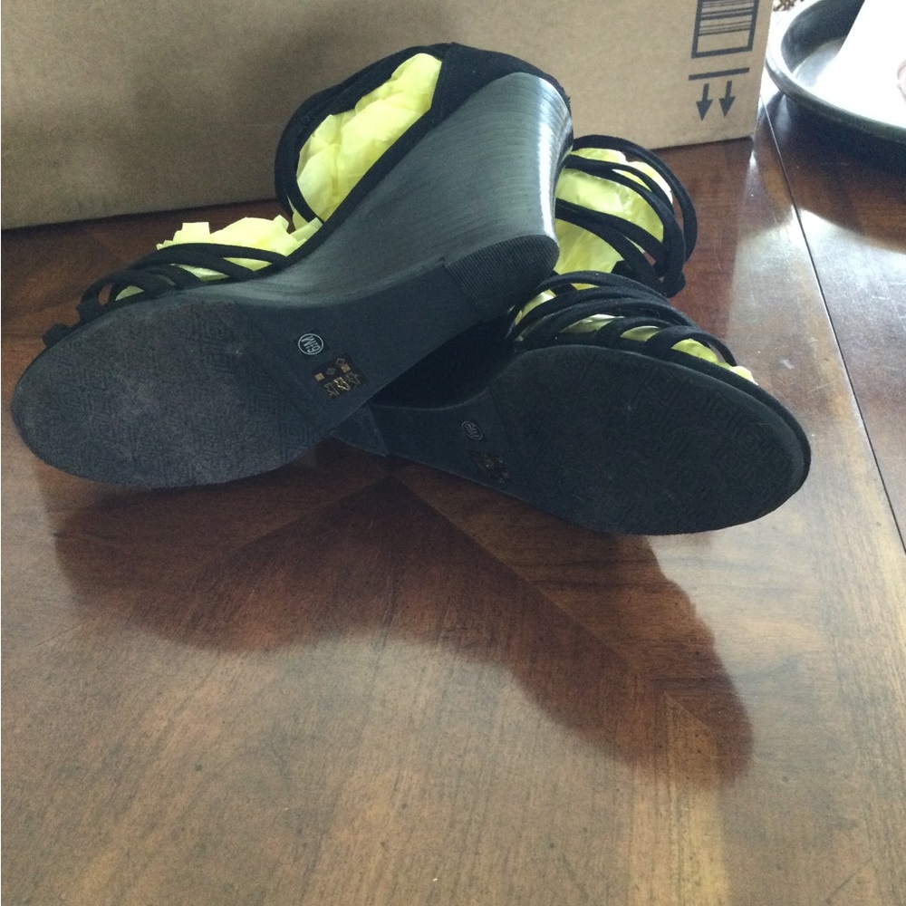 Chinese Laundry Strappy Black Suede Wedge Sandals Size 6.5M - Picture 4 of 4